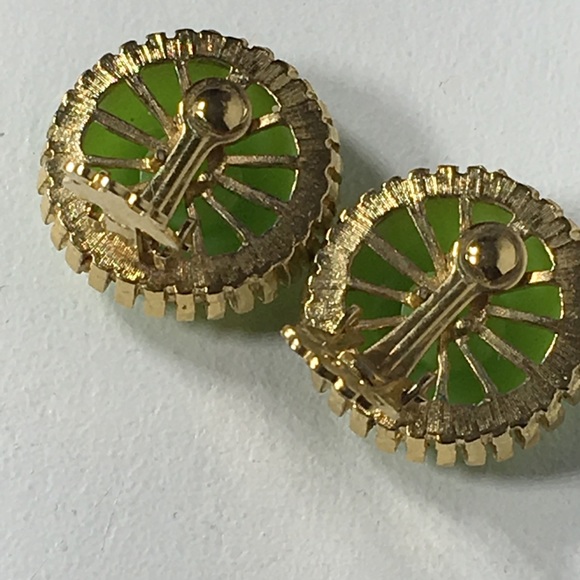 Vintage Green Gold Tone Clip On Earrings - Picture 4 of 8